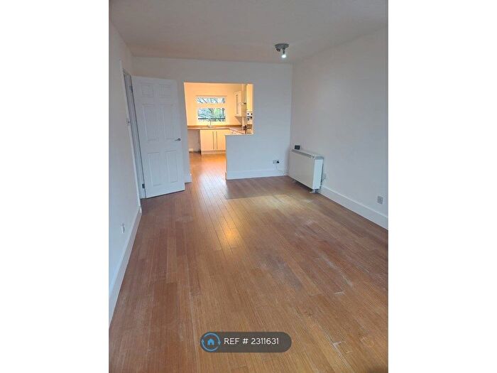 2 Bedroom Flat To Rent In Chestnut House, Crowthorne, RG45