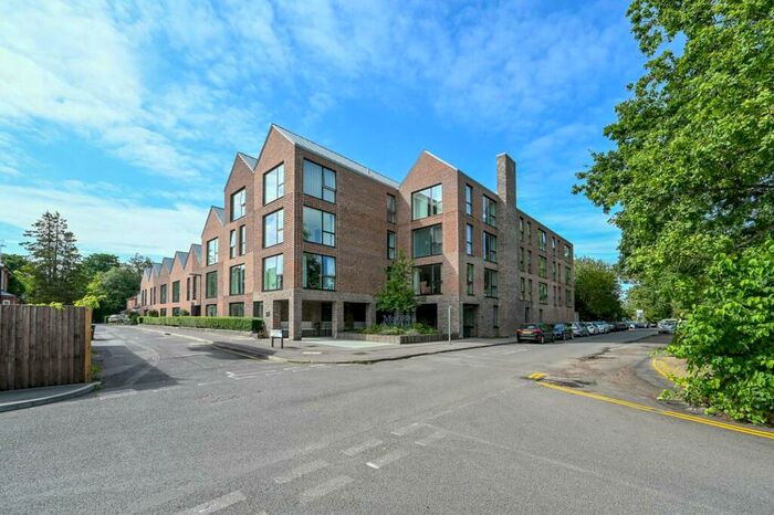 2 Bedroom Flat To Rent In Horsell Moor, Horsell, Woking, GU21