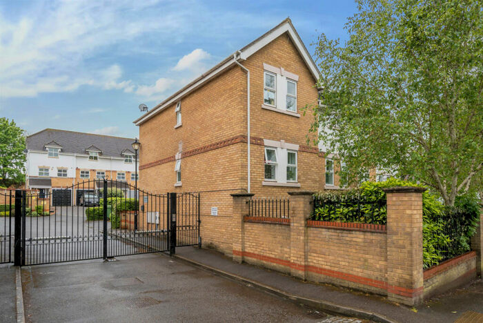 2 Bedroom Flat To Rent In Lyster Mews, Cobham, KT11