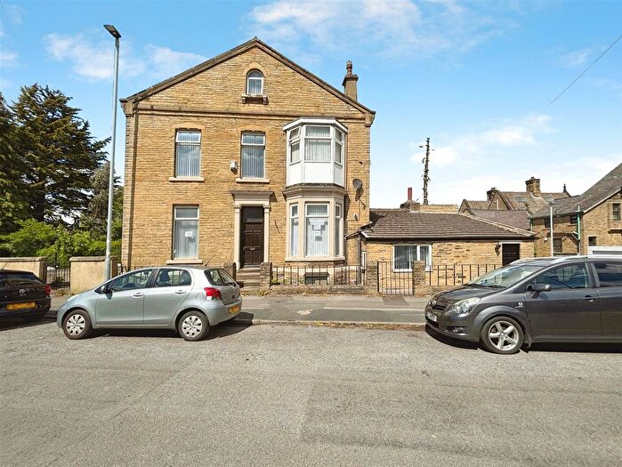 4 Bedroom End Of Terrace House For Sale In Trinity Road, Bradford, BD5