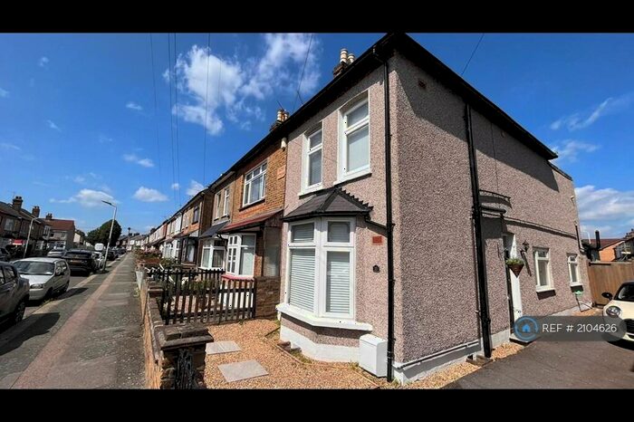3 Bedroom Semi-Detached House To Rent In Willow Street, Romford, RM7