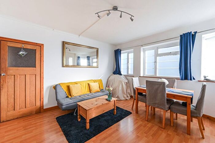 2 Bedroom Flat To Rent In Crownstone Road, Brixton, London, SW2