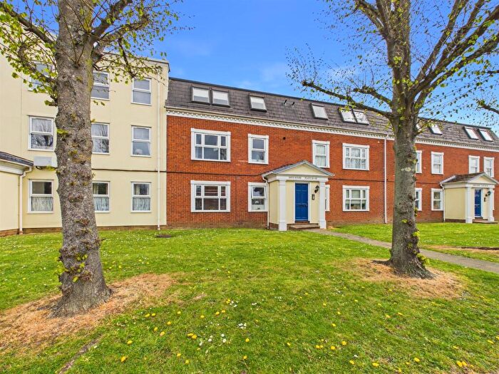 2 Bedroom Flat For Sale In Dove Place, Watermead, Aylesbury, HP19