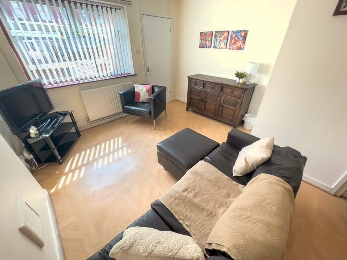 4 Bedroom Semi-Detached House To Rent In Smithdown Road, L7