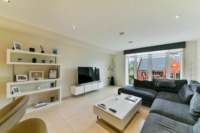 2 Bedroom Flat To Rent In Marlborough Drive, Bushey, WD23