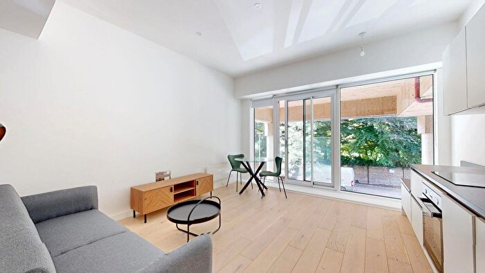 1 Bedroom Flat To Rent In Great West Road, Brentford, TW8