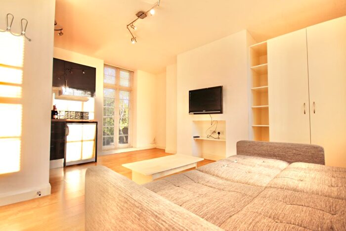 Studio To Rent In The Burroughs, London, NW4