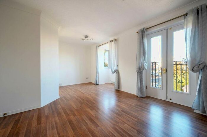 2 Bedroom Flat To Rent In Jemmett Close, Kingston, Kingston Upon Thames, KT2