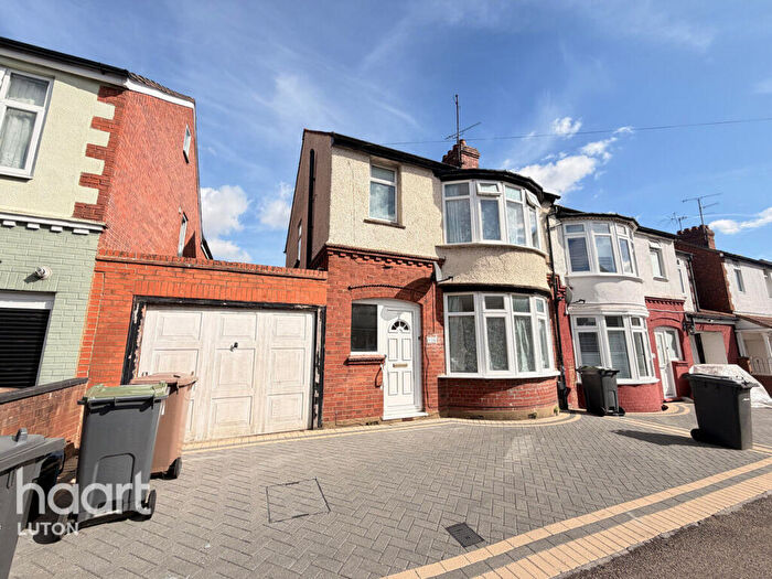 3 Bedroom Detached House To Rent In Carlton Crescent, Luton, LU3