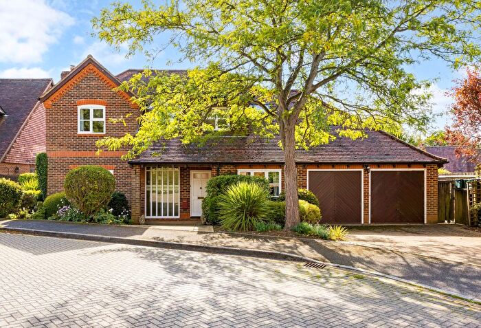 4 Bedroom Detached House For Sale In Hitherfield Lane, Harpenden, Hertfordshire, AL5