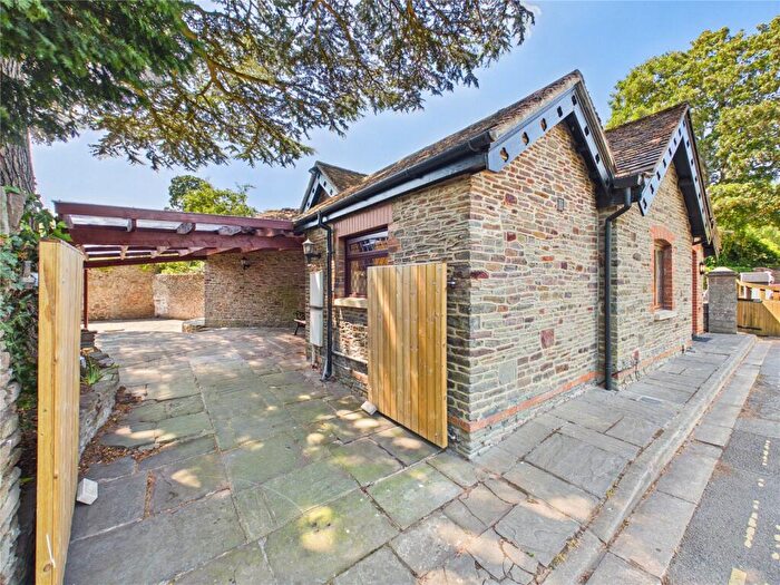 3 Bedroom Bungalow For Sale In Pearces Hill, Bristol, BS16