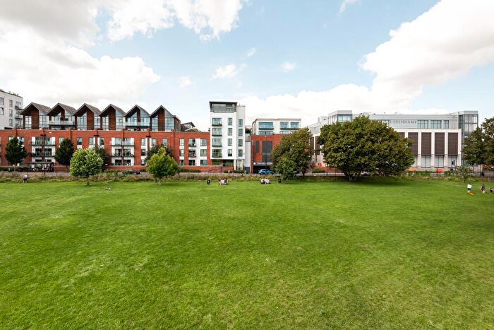 2 Bedroom Flat For Sale In Newbury, Berkshire, RG14