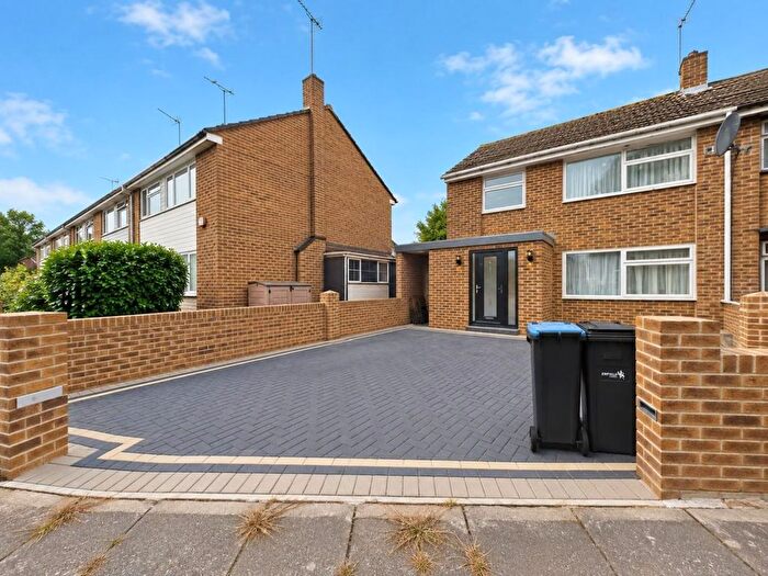 3 Bedroom End Of Terrace House For Sale In Hydefield Close, London, N21