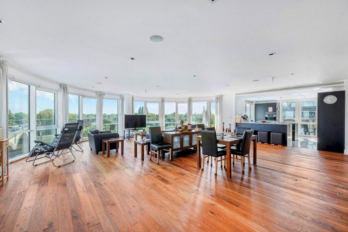 3 Bedroom Flat To Rent In , Kew Bridge Road, Brentford, Middlesex, TW8