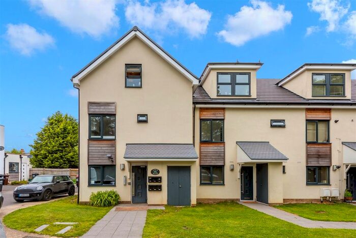 1 Bedroom Flat To Rent In Firs Close, Caterham, CR3