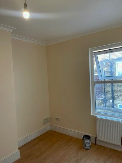 3 Bedroom Flat To Rent In Plumstead Common Road, London, SE18
