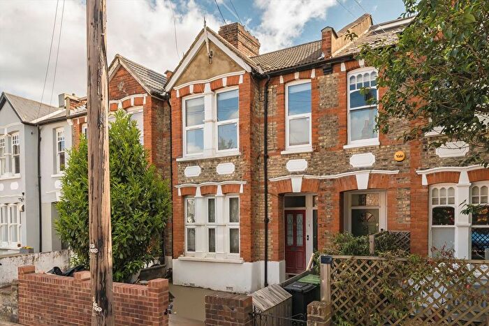 2 Bedroom Flat To Rent In Oaklands Grove, Shepherds Bush, W12