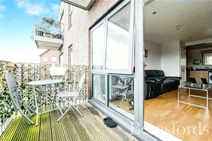 1 Bedroom Apartment For Sale In Dreywood Court, Squirrels Heath Lane, RM2
