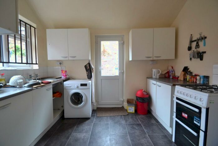 5 Bedroom Detached House To Rent In Derby Grove, Lenton, Nottingham, NG7