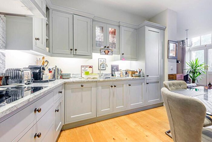 2 Bedroom Apartment For Sale In Kings Drive, Midhurst, West Sussex, GU29