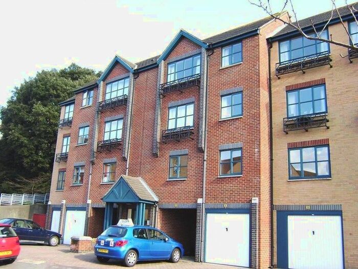 2 Bedroom Flat To Rent In Riverdene Place, Southampton, Hampshire SO18