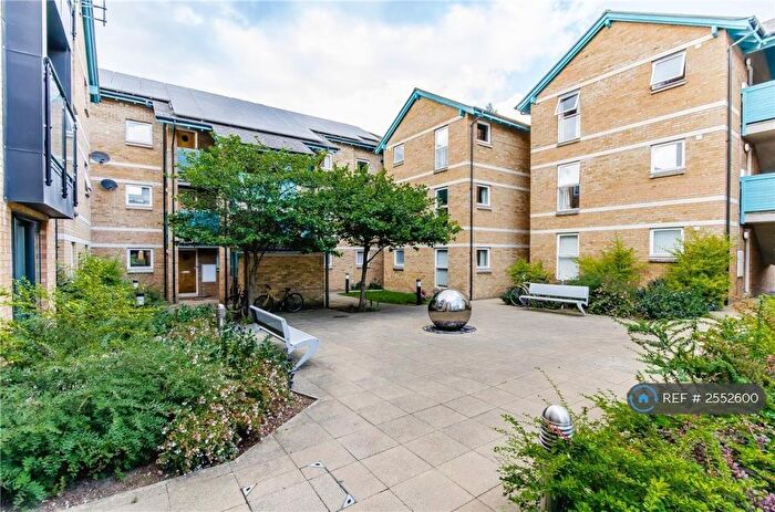 2 Bedroom Flat To Rent In Auckland Court, Cambridge, CB5