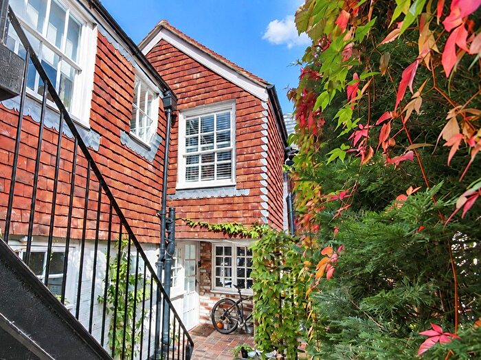 2 Bedroom Flat For Sale In Roundhouse Mews, Lymington, SO41