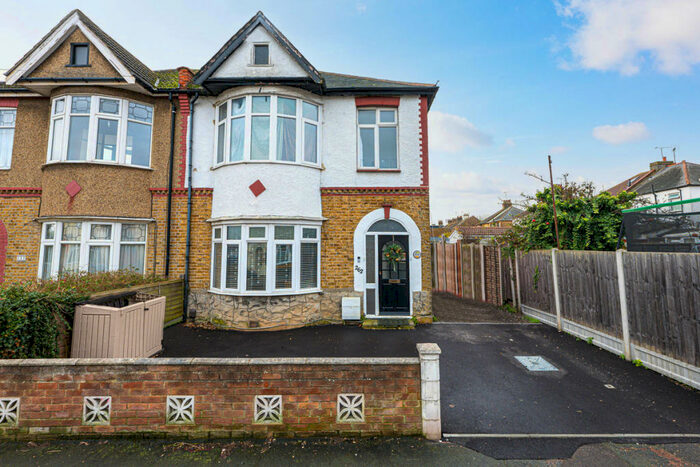 2 Bedroom Flat To Rent In Central Avenue, Southend-on-sea, SS2