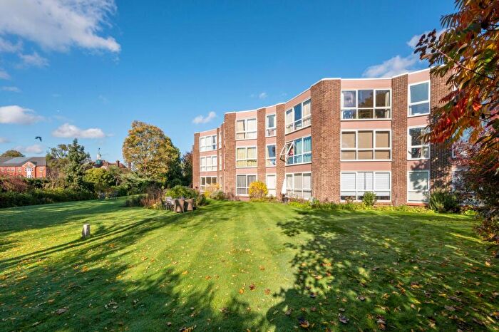 2 Bedroom Apartment To Rent In Parkside Court, Weybridge, KT13