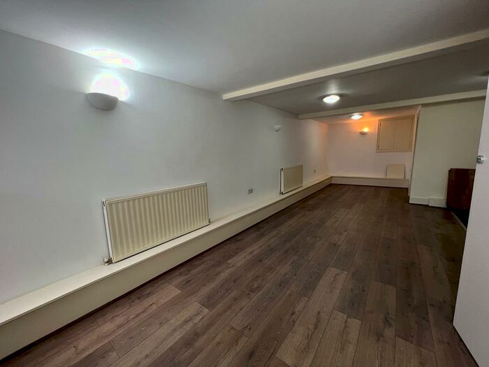 1 Bedroom Flat To Rent In Newly Refurbished Bedroom Flat - Woodford Green, IG8