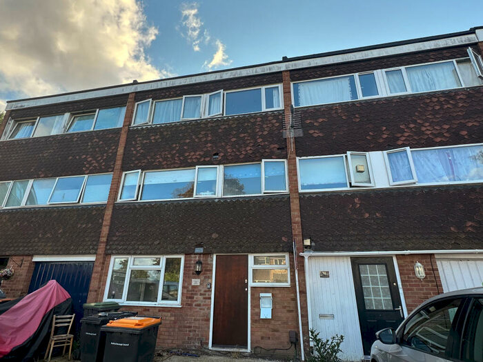 4 Bedroom House To Rent In Fearnley Crescent, MK42