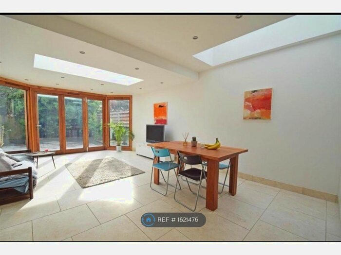 2 Bedroom Flat To Rent In Gordon Avenue, Twickenham, TW1