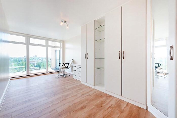 2 Bedroom Flat To Rent In Glebelands Close, London, N12