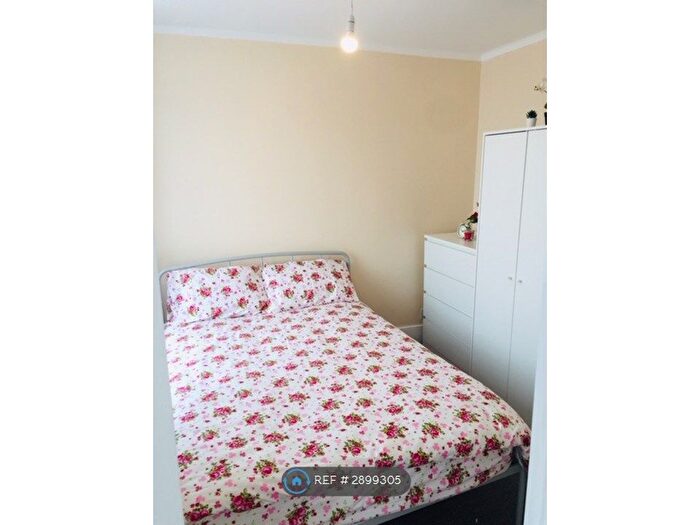 Studio To Rent In Grenoble Gardens, London, N13
