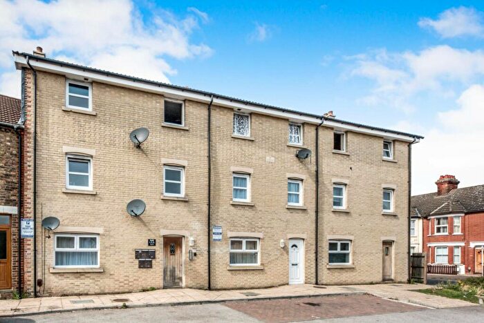 2 Bedroom Flat To Rent In Walsingham Close, Bedford, MK42