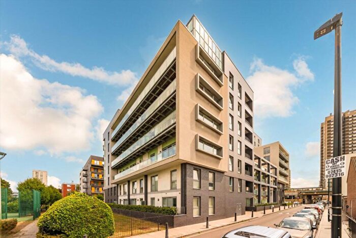 Flat To Rent In Christian Street, Aldgate, E1