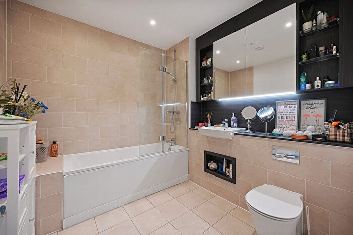 1 Bedroom Flat For Sale In East Acton Lane, London, W3