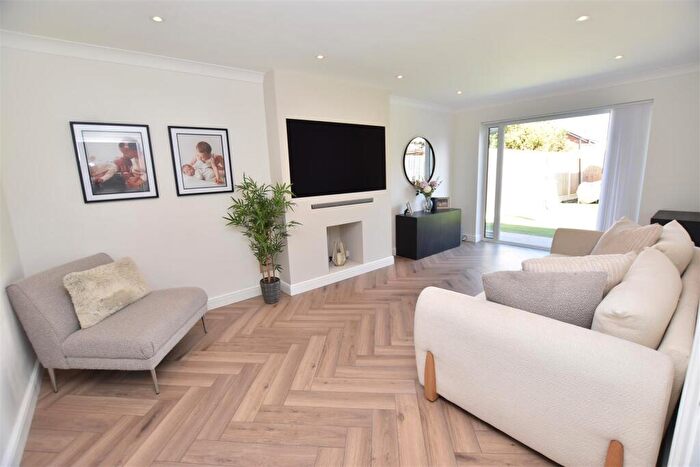 4 Bedroom Detached House For Sale In Green Avenue, Canvey Island, SS8