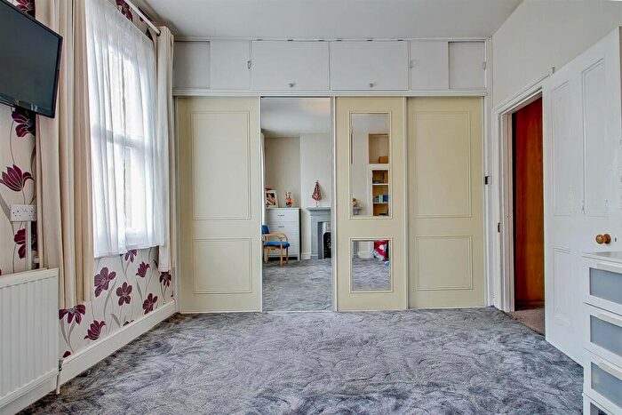 3 Bedroom House For Sale In Theobalds Avenue, London, N12