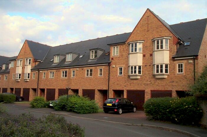 2 Bedroom Flat To Rent In Gatcombe Mews, Ealing, London W5