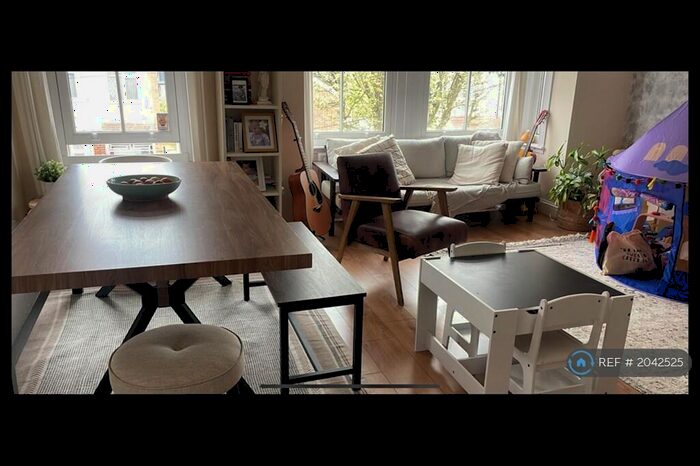 2 Bedroom Flat To Rent In Woodstock Rd, London, E17