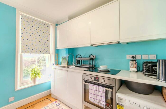 2 Bedroom Flat To Rent In Coleherne Road, Earls Court, London, SW10