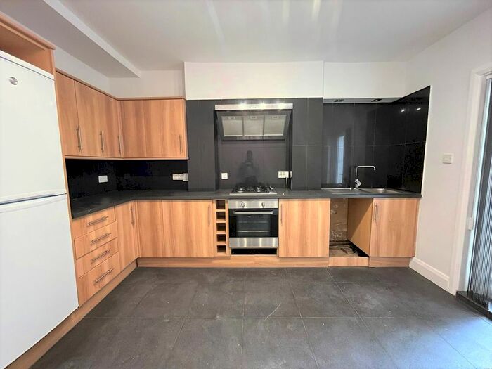 3 Bedroom Flat To Rent In Gloucester Avenue, London, NW1