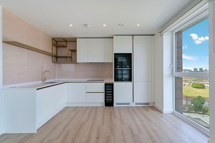 2 Bedroom Flat To Rent In Waterview House, Grand Union, London, HA0