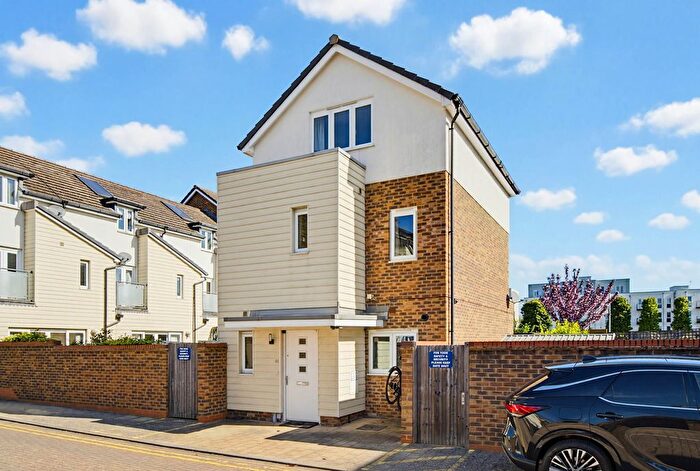 3 Bedroom Detached House For Sale In Pyle Close, Addlestone, KT15
