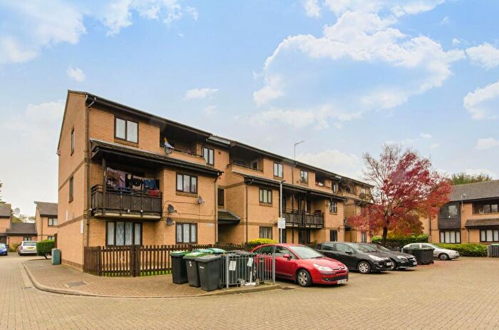 2 Bedroom Flat To Rent In Daubeney Gardens, Tottenham, London, N17