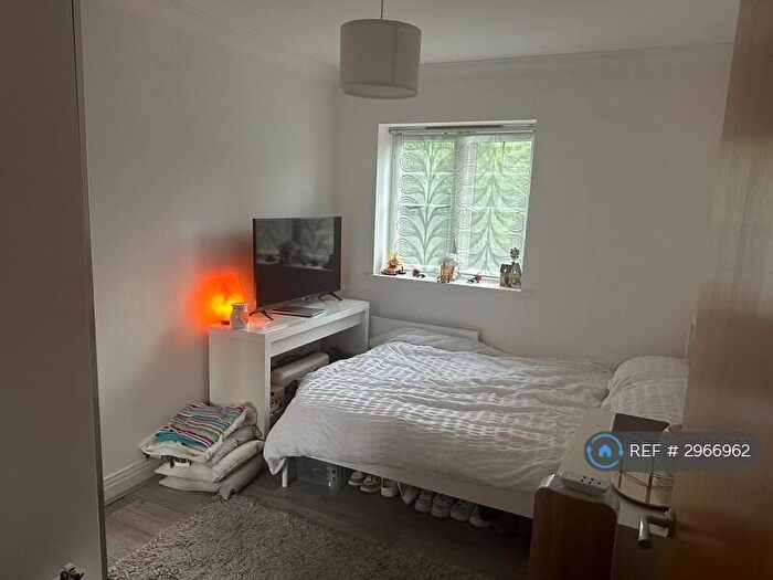 2 Bedroom Flat To Rent In Plough Lane, Purley, CR8