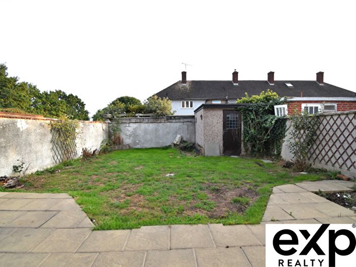 3 Bedroom End Of Terrace House For Sale In Callan Grove, South Ockendon, RM15