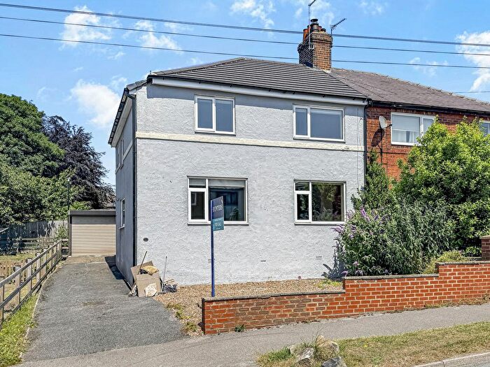 3 Bedroom Semi-Detached House For Sale In Hawthorn Avenue, Yeadon, Leeds, LS19