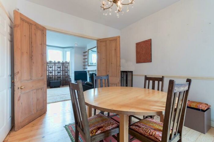 4 Bedroom Semi-Detached House To Rent In Ashbourne Grove London, SE22